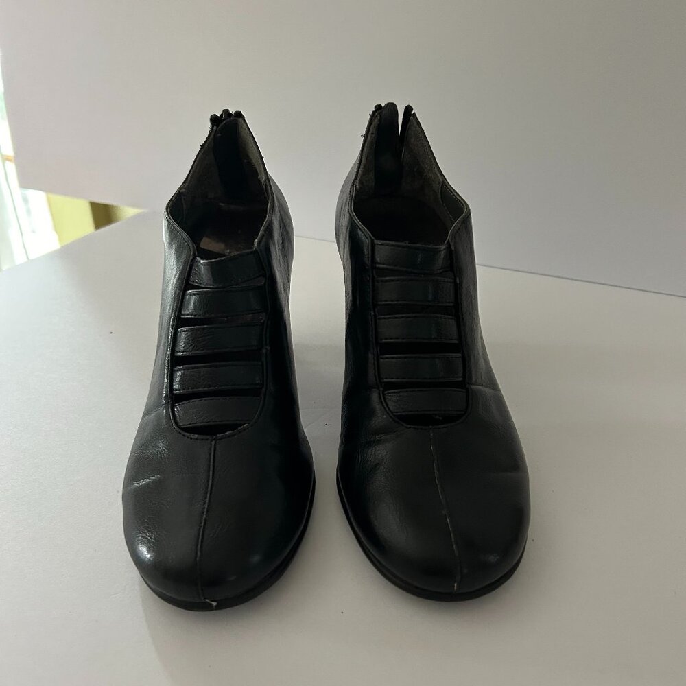 Comfortable Women's shoes-back Mid-heel  in Black Leather